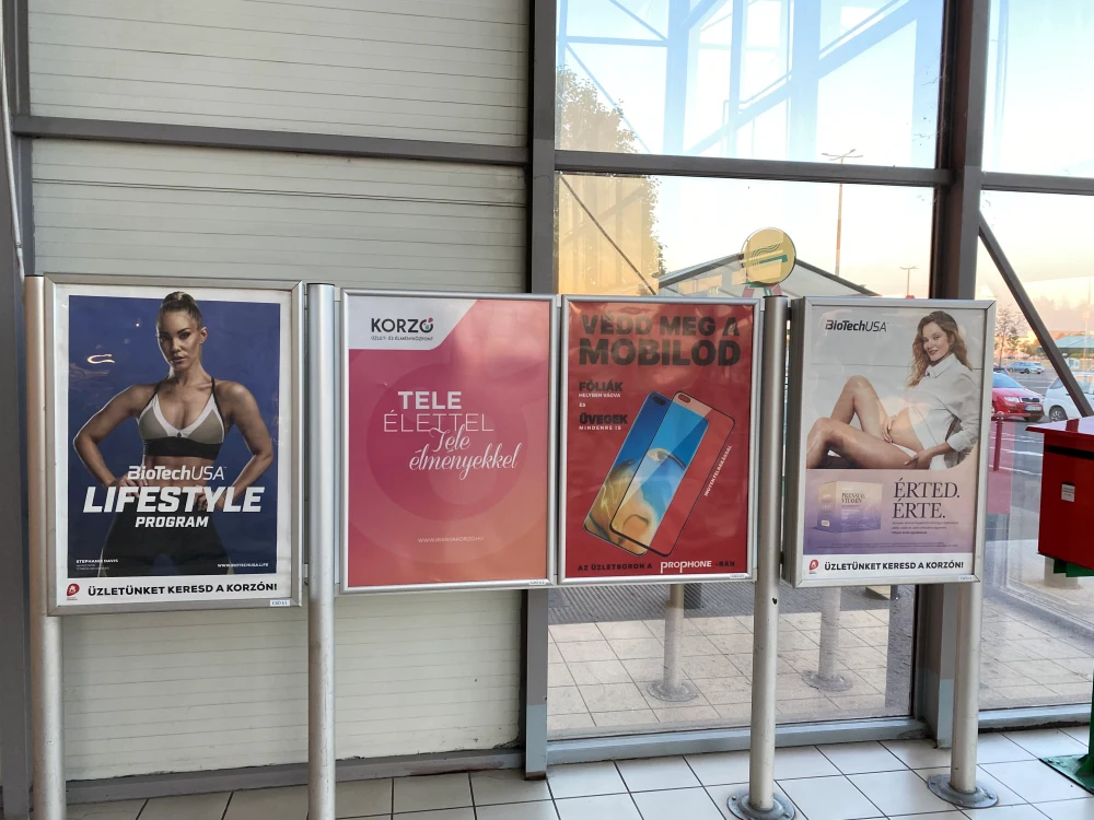 Színes plakát nyomatok keretben